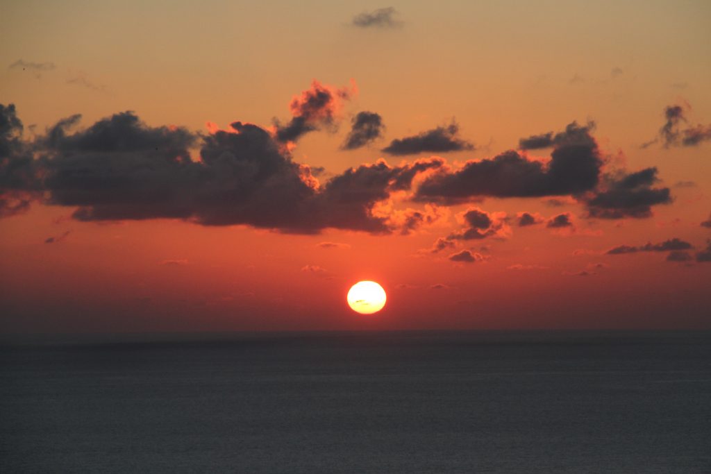 水平線に落ちる、秋の夕焼け