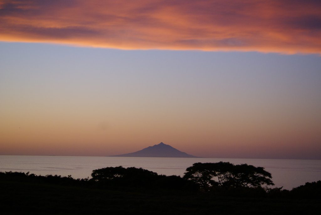 海に浮かぶ利尻富士