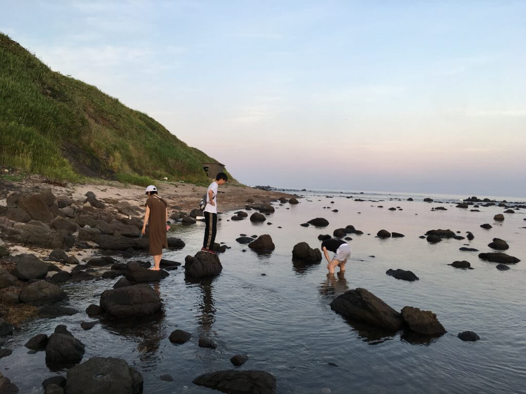 秋の空を眺める白浜海岸
